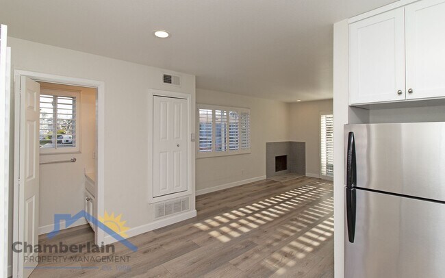 Building Photo - 2 bedroom 1/5 bath in the Village and walk...