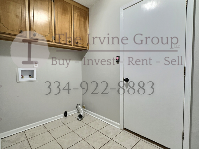 Building Photo - 3 bed 2 bath with 2 car garage