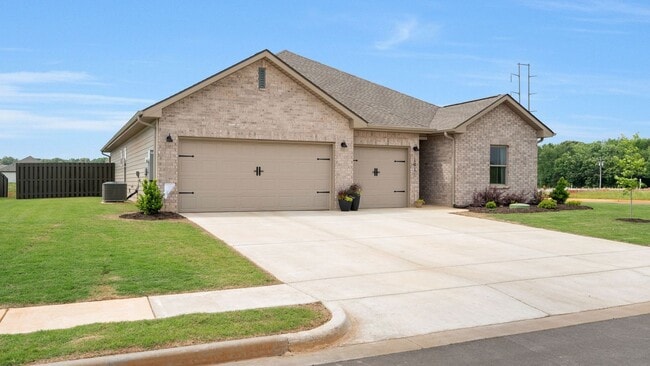 Building Photo - Like-new 4BR/3BA home in desirable St. Cla...
