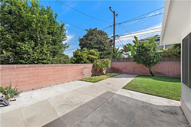 Building Photo - Charming Lakewood Home