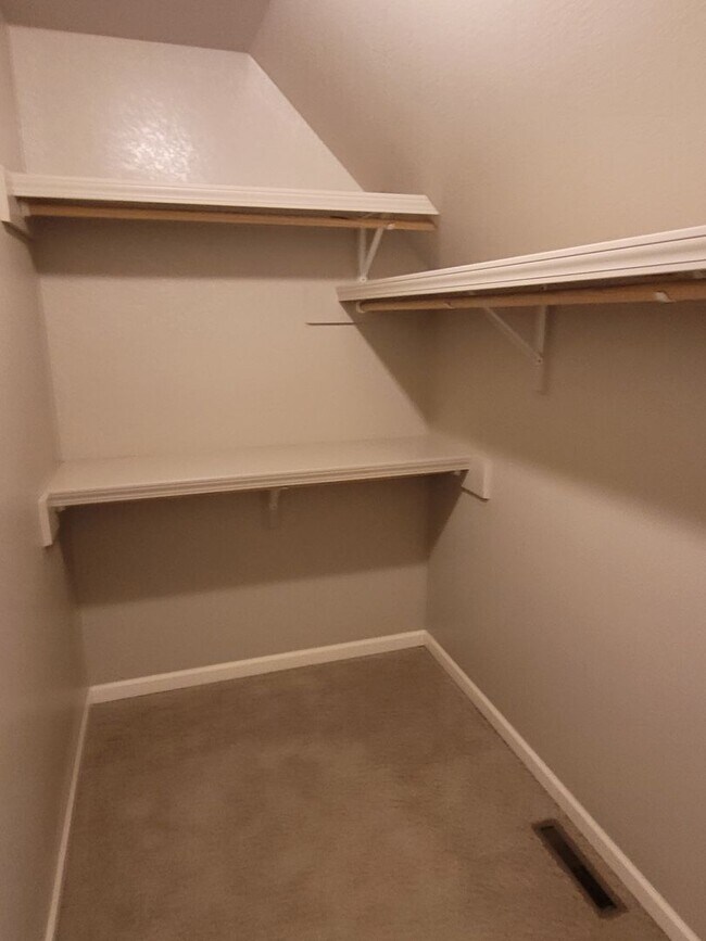 Building Photo - 3 Bedroom 2.5 Bathroom Home