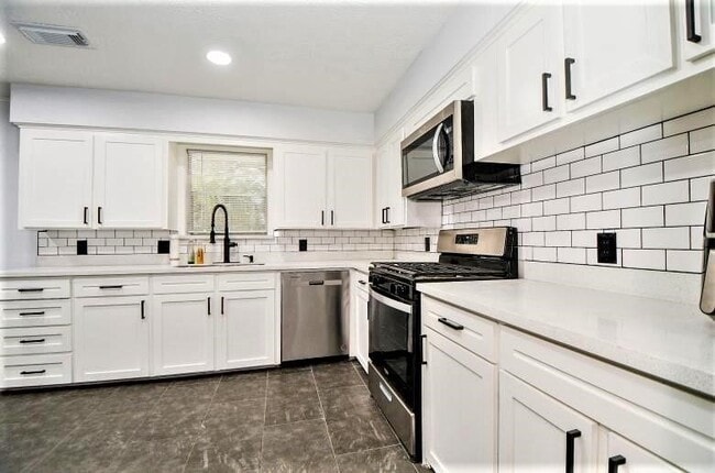 Building Photo - 2404 Oaks Dr