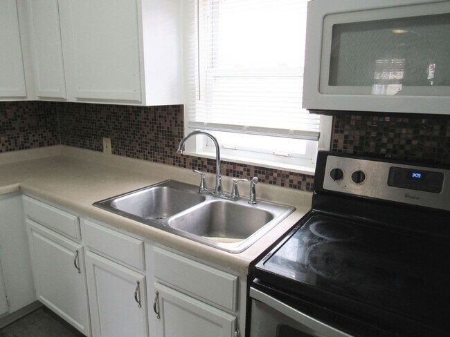 Building Photo - 303-305 11th St SE