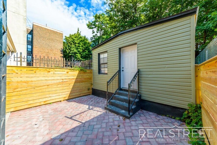 Building Photo - 3 Bed 2 Bath with W/D & Terrace!