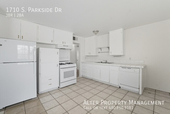 Building Photo - 1710 S Parkside Dr