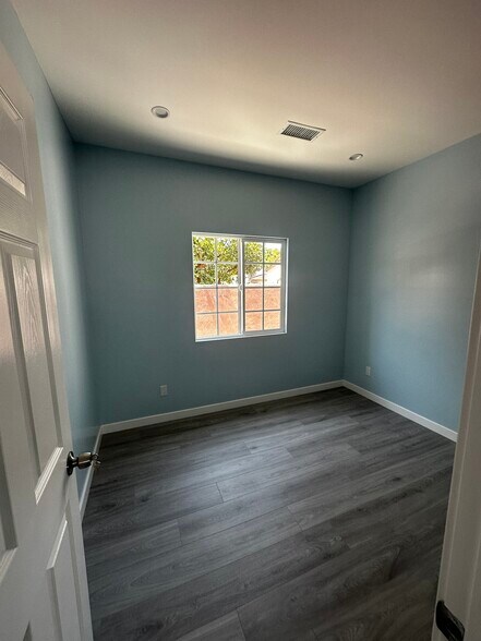 Building Photo - 2134 Park Dr