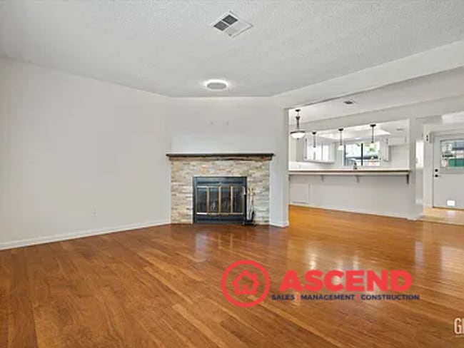 Building Photo - Beautiful 2 Bedroom, 2 Bathroom Home with ...
