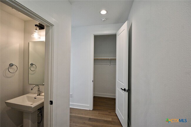 Building Photo - 421 Constance Dr