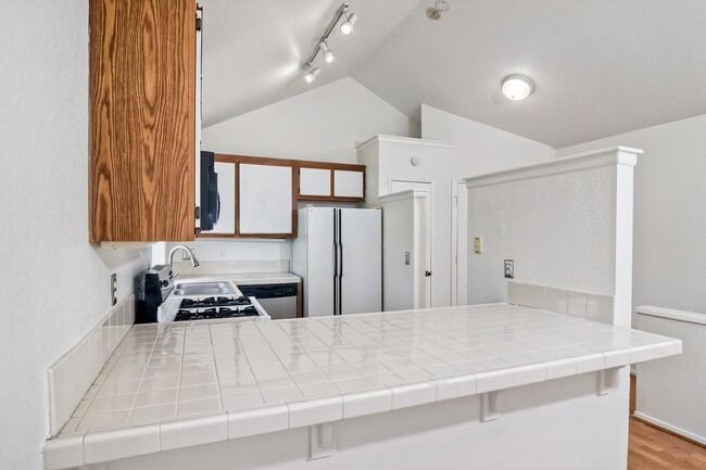 Building Photo - Cute 2 Bedroom Condo Steps Away from Endle...