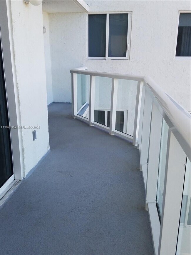 Building Photo - 2457 Collins Ave