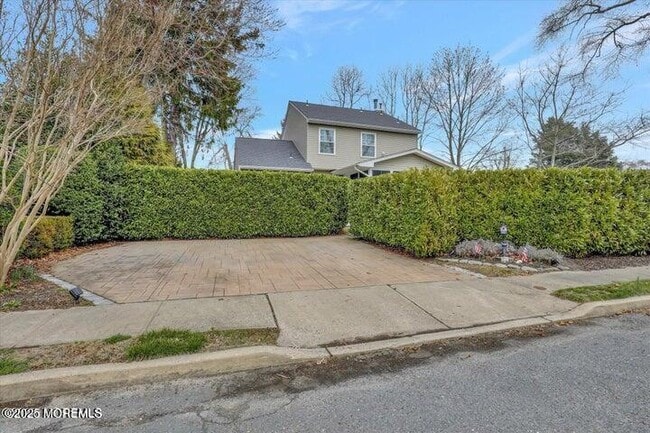 Building Photo - 610 Laurel Ave