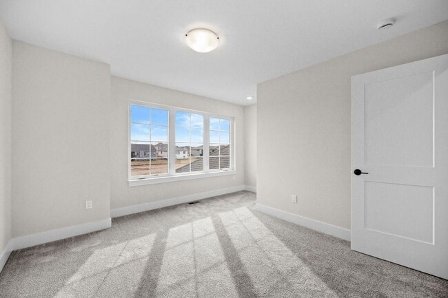 Building Photo - 4 Bedroom Townhome Available February 1st!