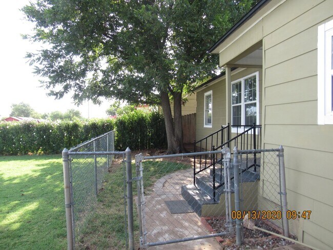Building Photo - Located walking distance to Cameron University and Comanche Hospital !!
