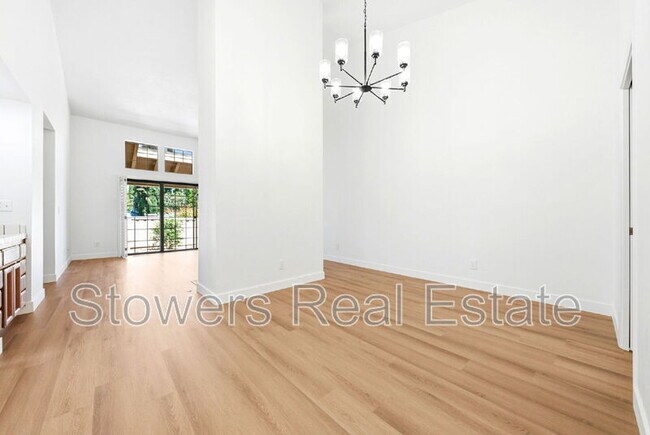 Building Photo - 2033 Raphael Ct