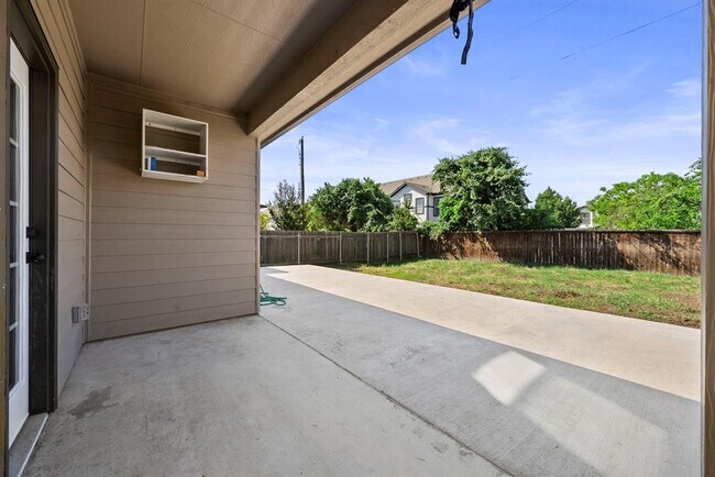 Building Photo - 544 Ayinger Ln