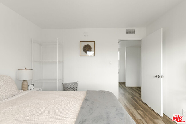 Building Photo - 460-460 N Alfred St