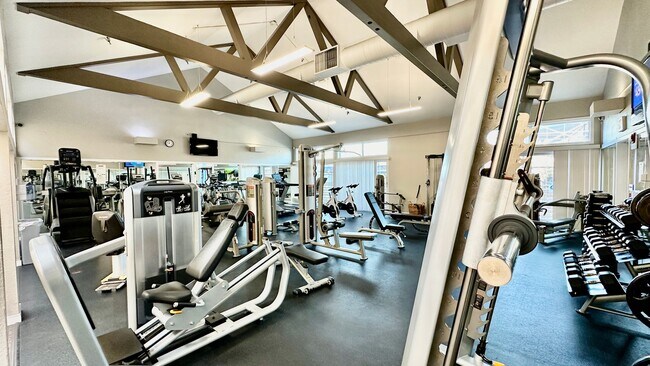 Building Photo - Luxury & Bright Top-floor in one of the sa...