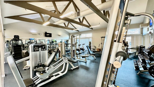 Building Photo - Sweet 1/1 condo with tons of amenities and a great location in Emeryville!