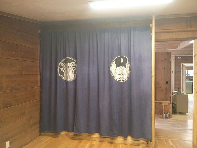 Building Photo - Cabin In the Wood!