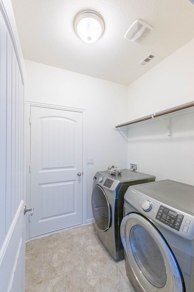 Building Photo - 4 Bedroom 2 Bathroom Ready to rent April 1st, 2026