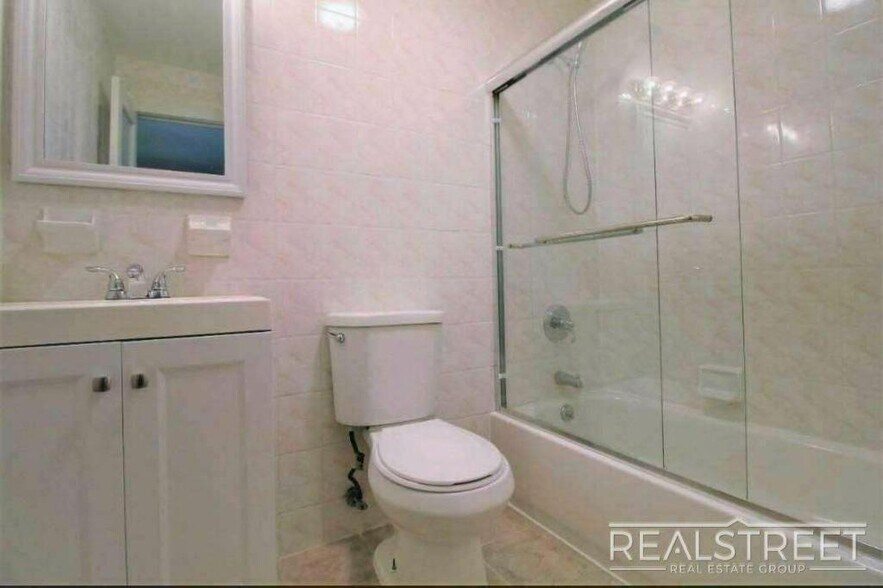 Building Photo - Stunning NEW 1 BED in PLG!