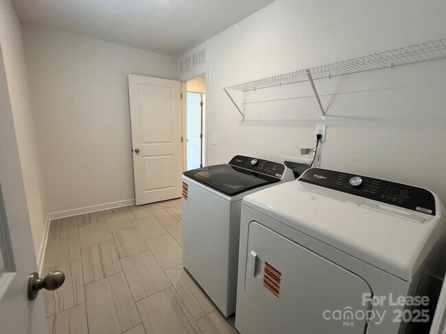 Building Photo - 2141 Sunflower Cir