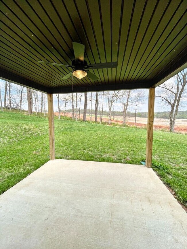 Building Photo - Spacious 3-Bedroom Home in a Prime Locatio...