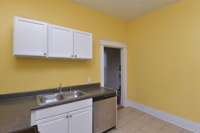 Building Photo - Charming 2 bedroom 1 bath home in Elmwood ...