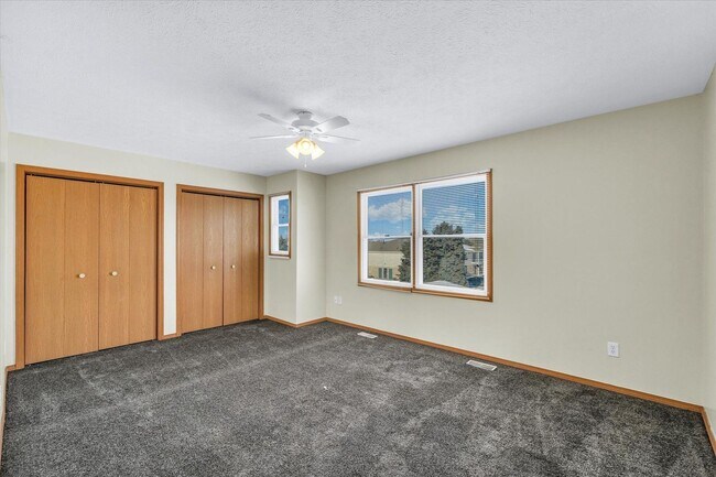Building Photo - Spacious 3-Bed, 3.5-Bath Townhome with Attached Garage Overlooking Clearwater Park