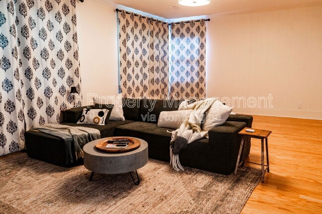 Building Photo - 3622 Hillvale Cir