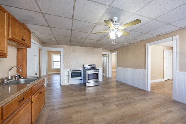 Building Photo - 28 Richmond St