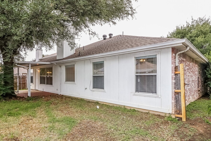 Building Photo - 948 Grand Central Pkwy