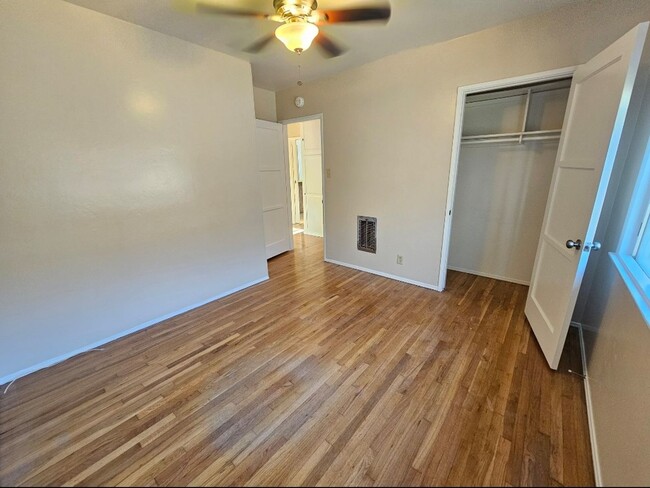 Building Photo - LOVELY 3 BED 1 1/2 BATH HOUSE in LONG BEACH