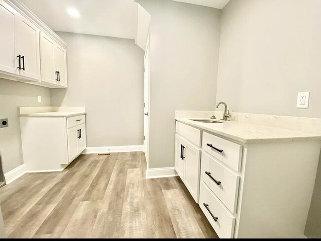 Building Photo - 4 Bed 2 bath with 3 car attached garage