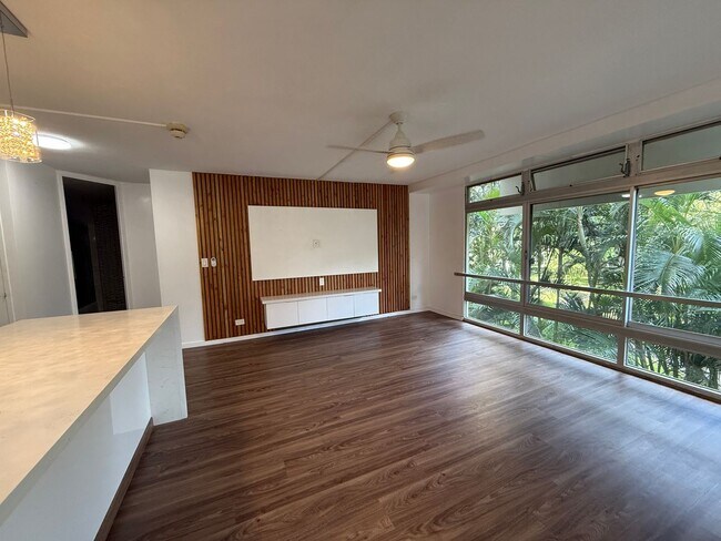Building Photo - Queen Emma Gardens 1 bedroom 1 bath with d...