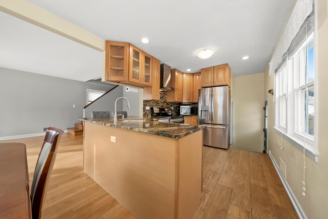 Building Photo - 7432 W Ainslie St