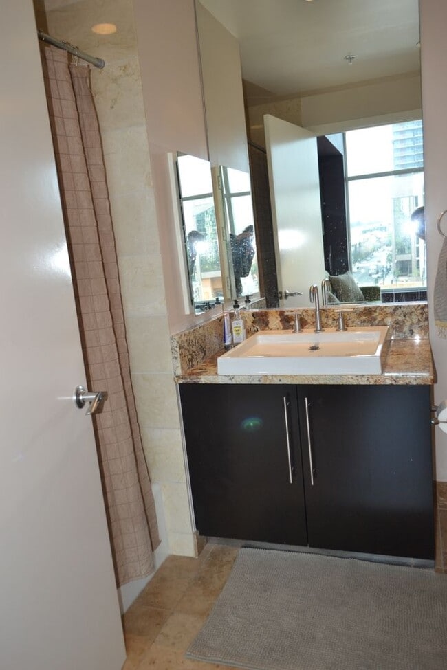 Building Photo - Stylish Studio Loft in Sapphire Tower – Do...