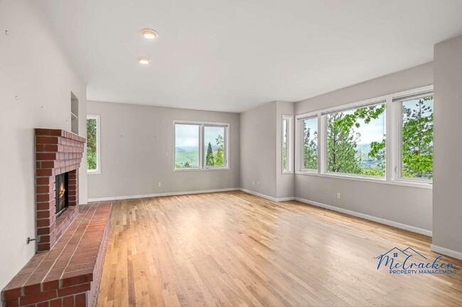 Building Photo - Stunning 3-Bedroom Home with Breathtaking ...