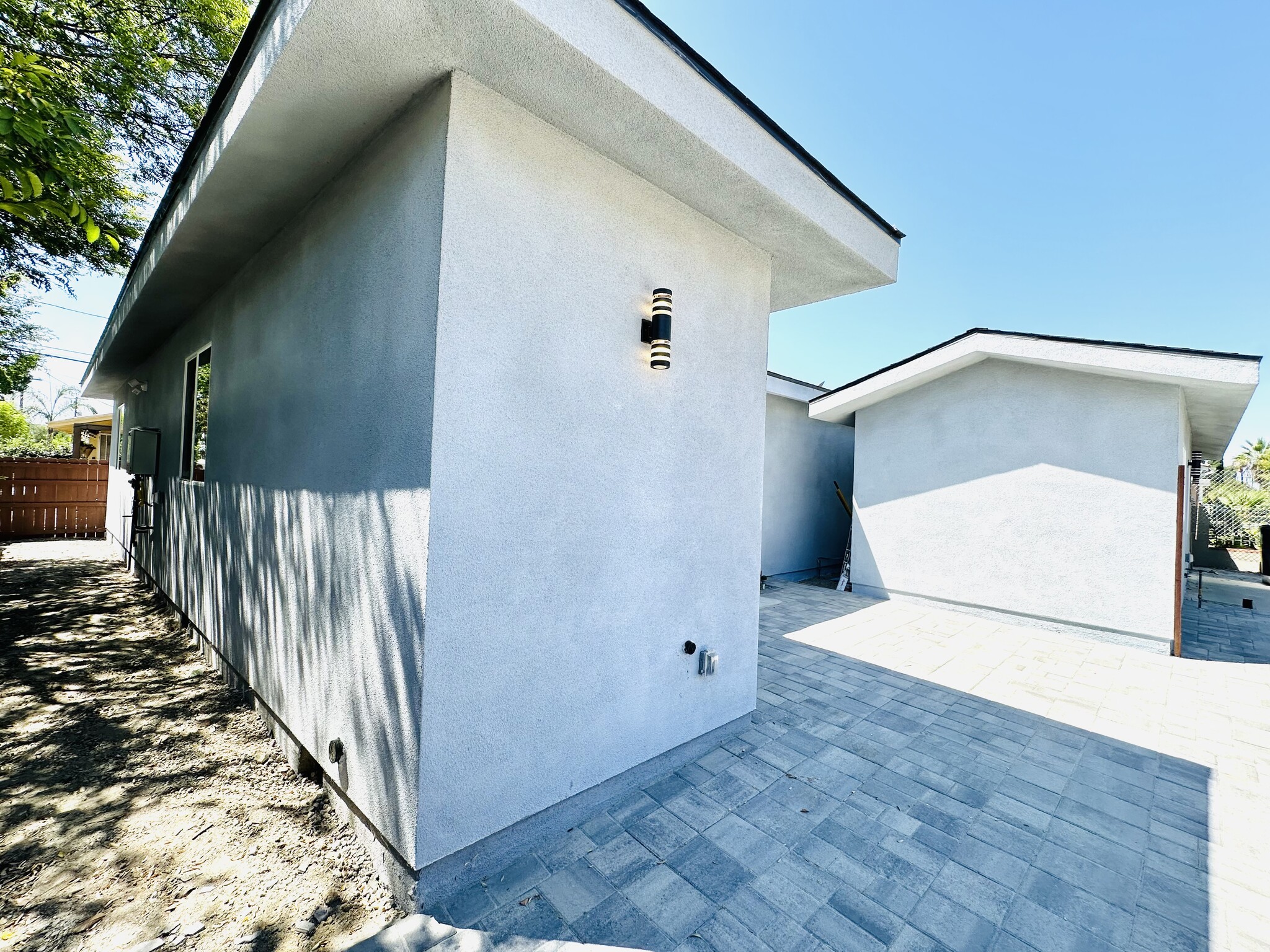 Building Photo - 11104 Oxnard St