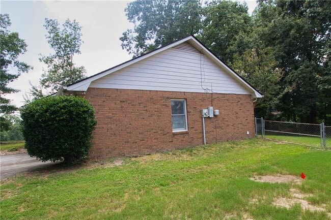 Building Photo - 2421 Sherrie Ln SW