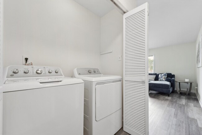 Building Photo - 214 Bridgefield Pl