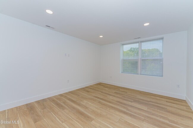 Building Photo - 9 Laura Dr