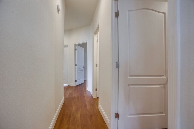 Building Photo - 1219 E Barham Dr