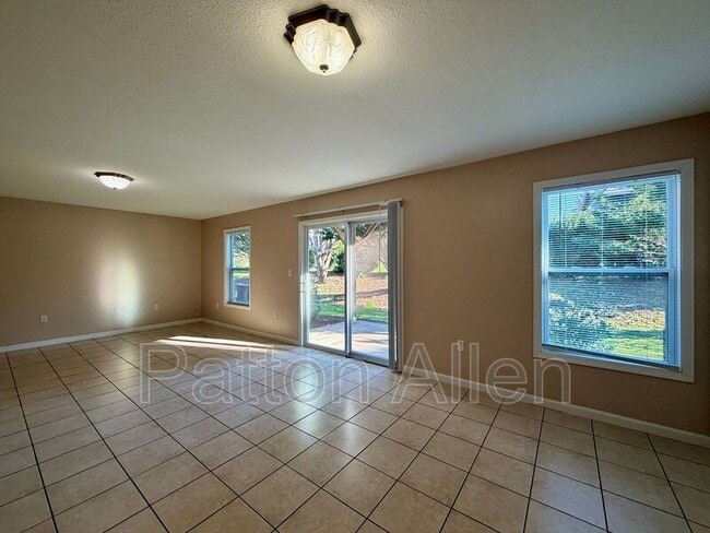 Building Photo - 10 Zell Ln