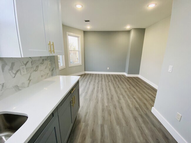 Building Photo - 791 S 15th St