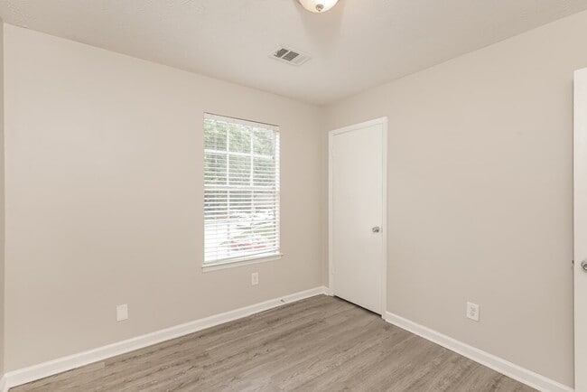 Building Photo - 401 Sherwood Oaks Rd