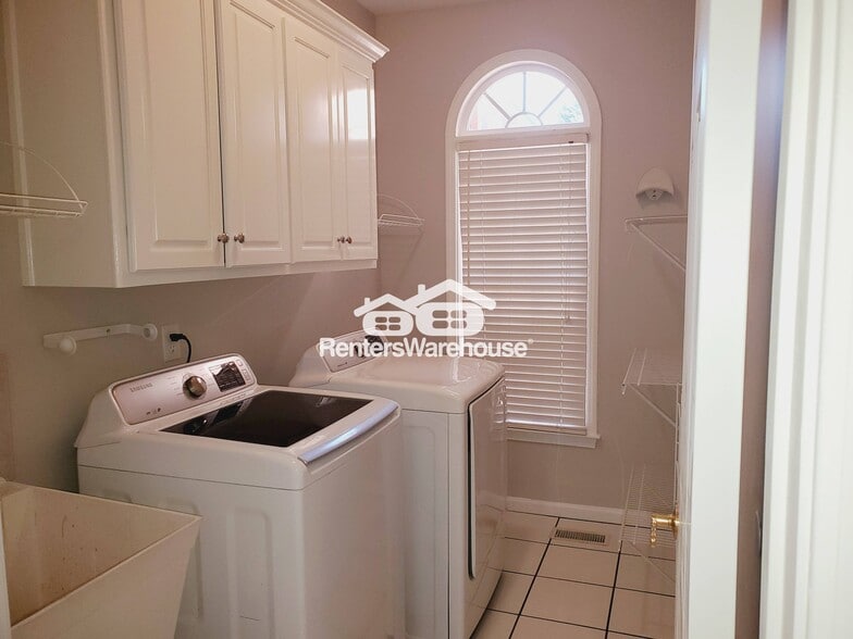 Building Photo - 923 Dual Hall