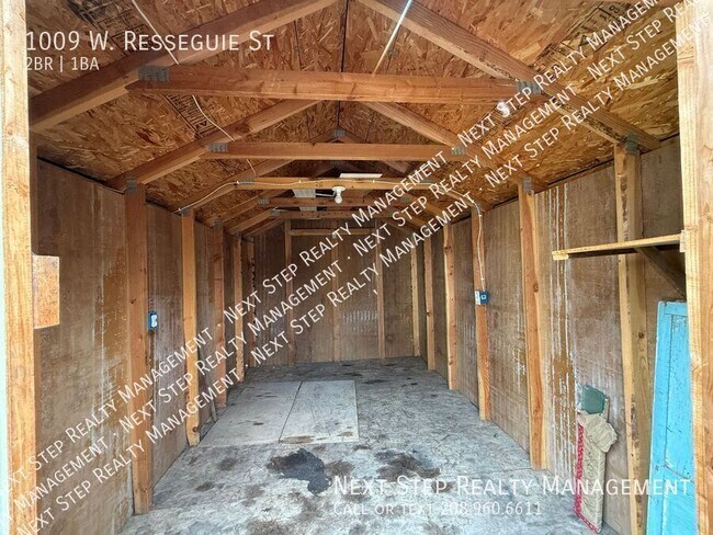 Building Photo - 1009 W Resseguie St