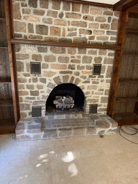 Building Photo - 205 South End Rd