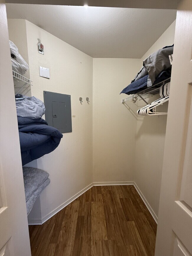 Building Photo - Penthouse Fully Furnished - Lakeview 2 Bed...